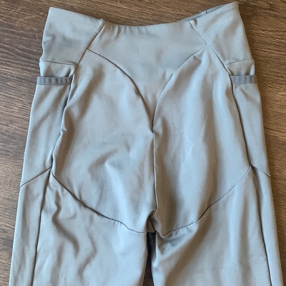 Gymshark gray and black athletic leggings with pockets size XS - Picture 6 of 6
